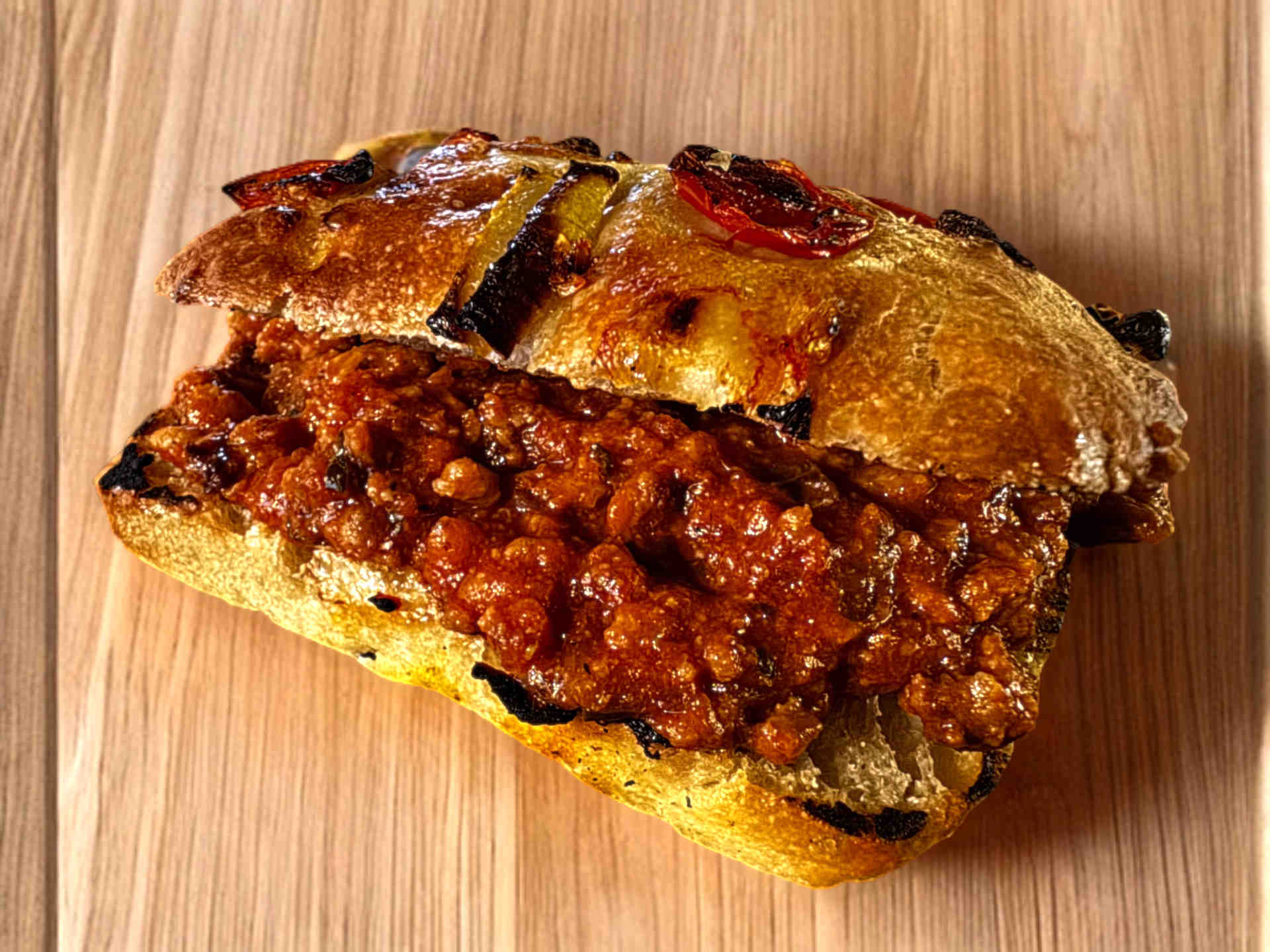 Bocadillo de focaccia artesana con pan esponjoso, relleno natural y textura crujiente, preparado en Vigo